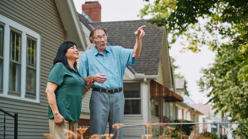 Home Instead caregiver with senior client in Creskill, NJ