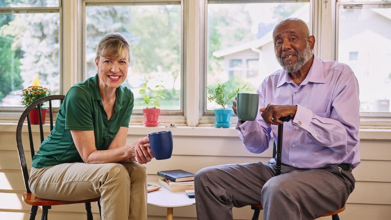 Home Instead caregiver with senior client in Sahuarita, Arizona